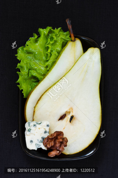 有藍(lán)奶酪和核桃的梨。