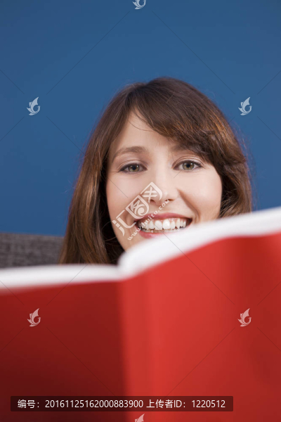 年輕的女孩讀一本書