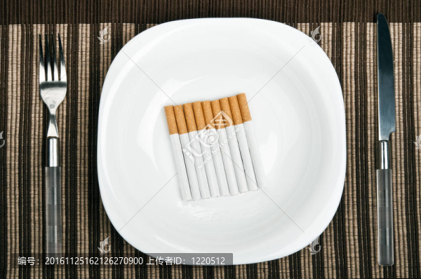 食品板上的香煙