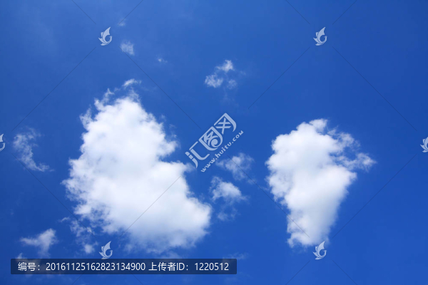 藍(lán)色；晴朗的天空，蓬松的云