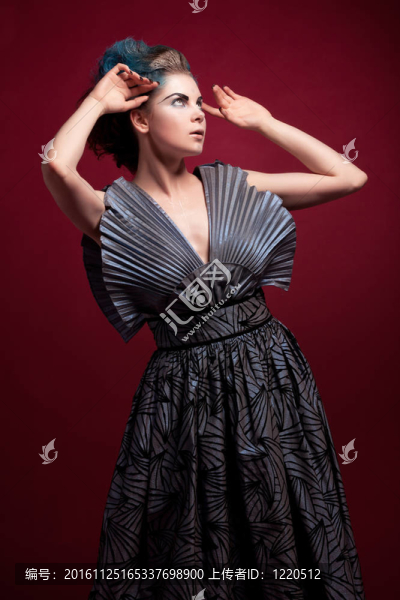 美麗的外國女人在未來的禮服