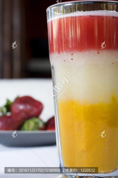 一種新鮮水果雞尾酒飲料