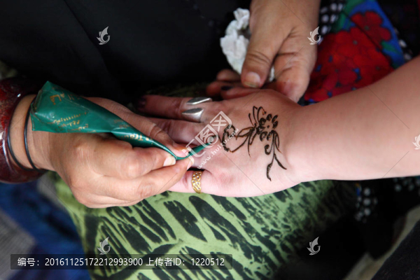 手上涂上Henna。在阿拉伯國家指甲花作為臨時紋身的身體部分的一種藝術。