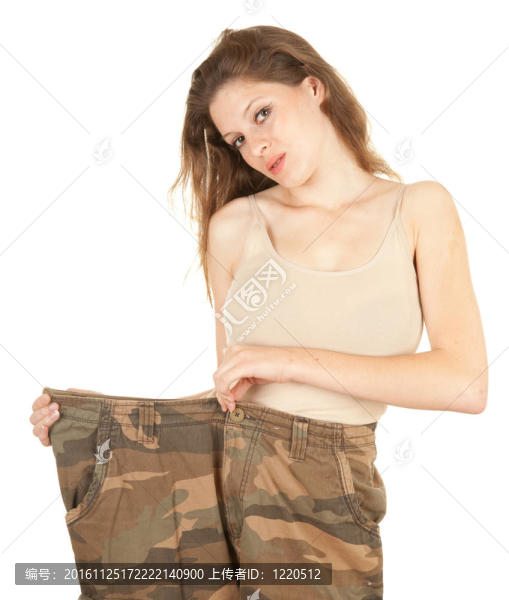 穿迷彩服的年輕女子