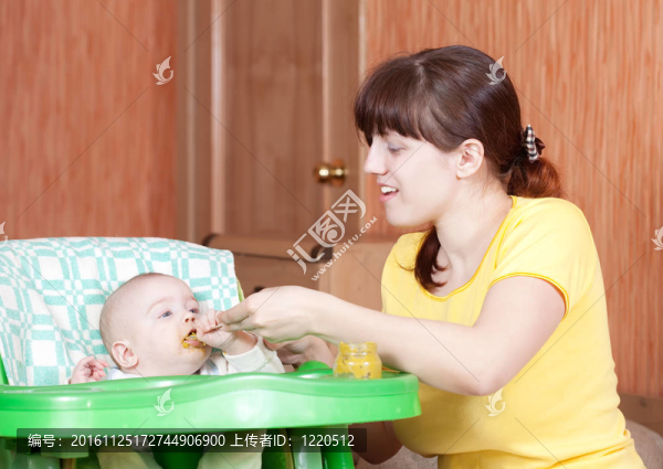 母親喂養(yǎng)她6個(gè)月的女兒