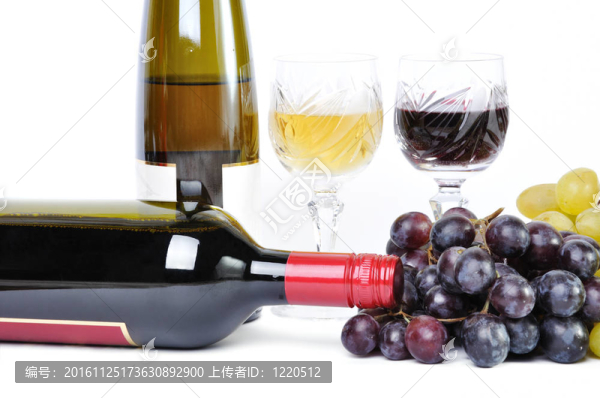 兩瓶酒，兩杯酒和葡萄