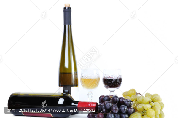 兩瓶酒，兩杯酒和葡萄