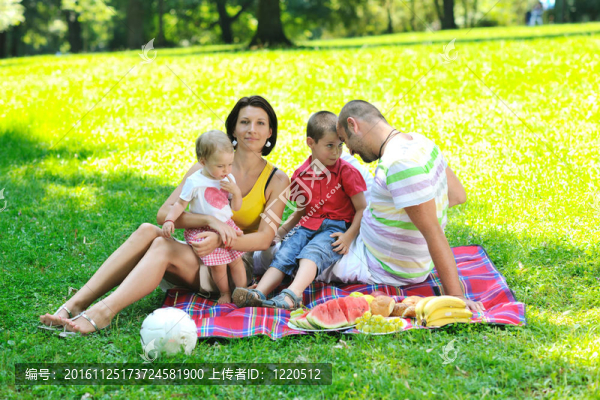 快樂的年輕夫婦和他們的孩子在公園玩得開心