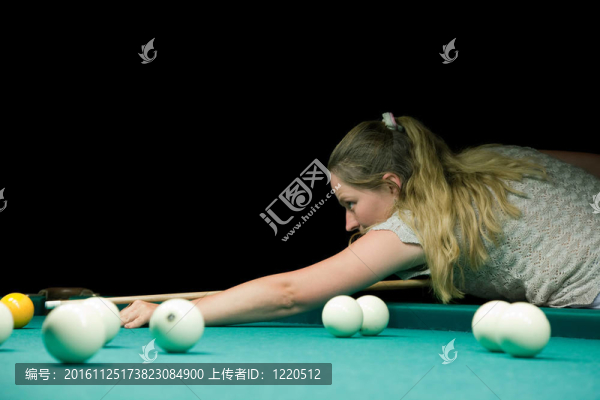 瞄準臺球桌的女人