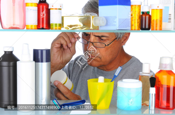 醫(yī)藥柜前中年男子