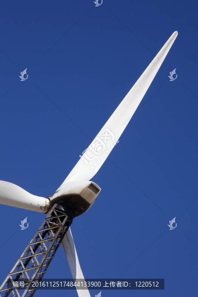 風力發(fā)電機，反對晴朗的藍天。垂直拍攝。