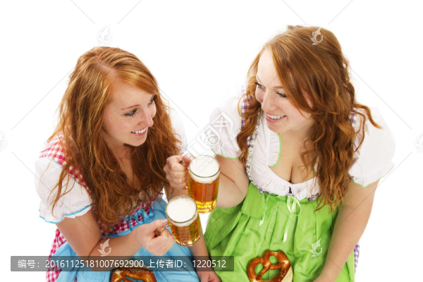 在白色背景上的啤酒和椒鹽脆餅兩巴伐利亞婦女