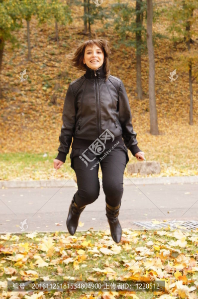 漂亮的女人跳