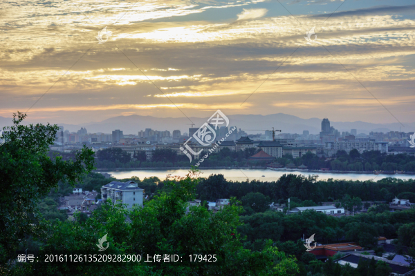 景山遠(yuǎn)眺北海樓群晚霞