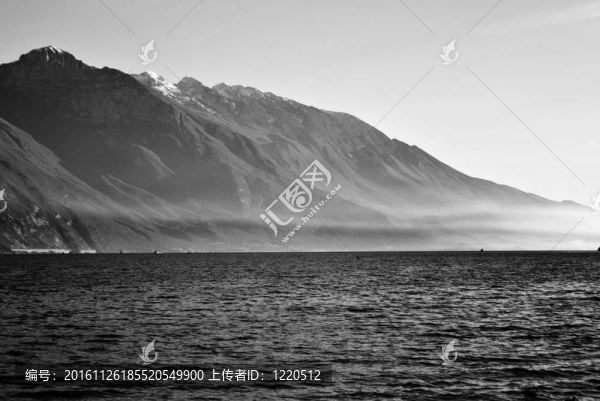 山上的湖