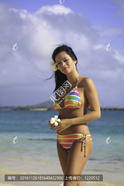 在夏威夷的一個海灘比基尼女人彩虹
