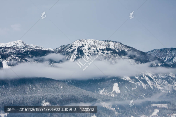 雪下的山?；﹦俚厥├旅?。奧地利
