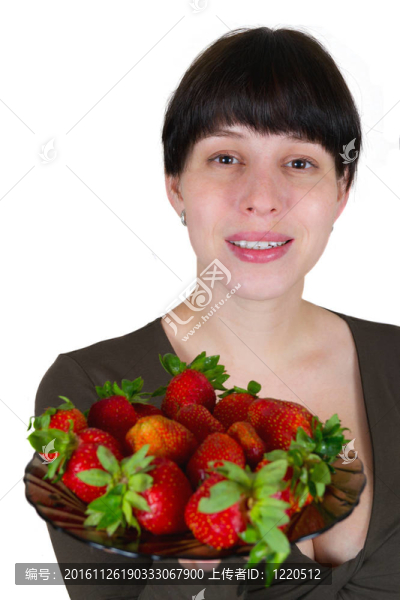 年輕的女人和一個草莓