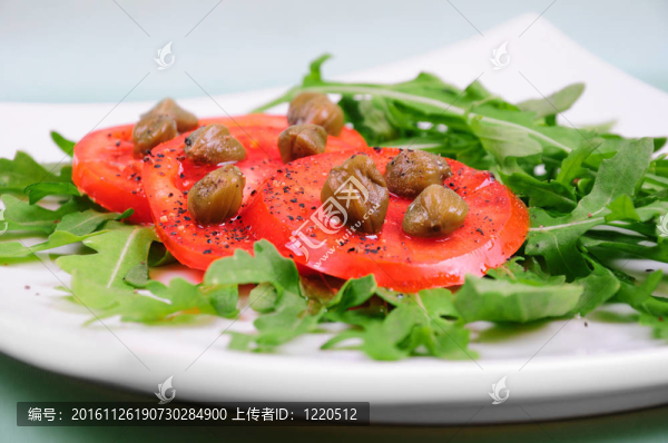 新鮮的西紅柿沙拉；刺山柑和芝麻菜