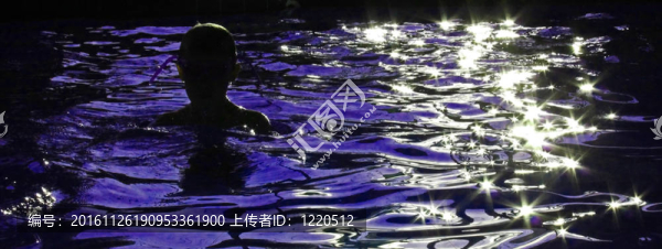 男孩在陽(yáng)光游泳池