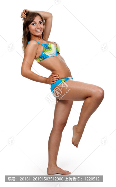 曬黑的女孩站在一條腿