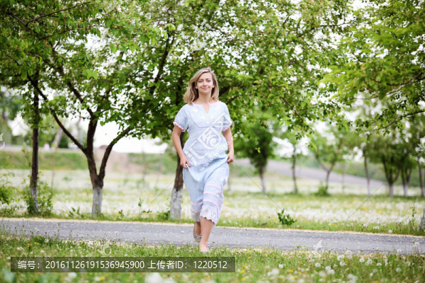 公園里的金發(fā)女郎
