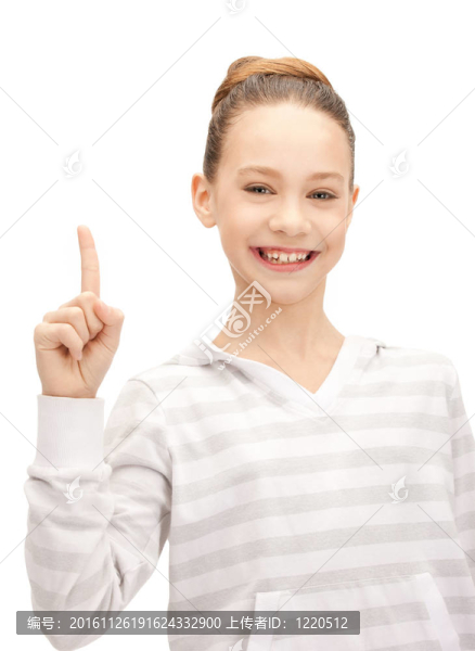 十幾歲的女孩用手指了