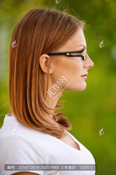 穿著白襯衫的女人；簡介