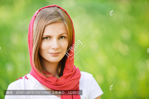 紅頭巾的微笑的女人