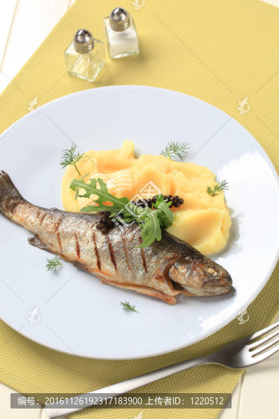 烤鱒魚和土豆泥