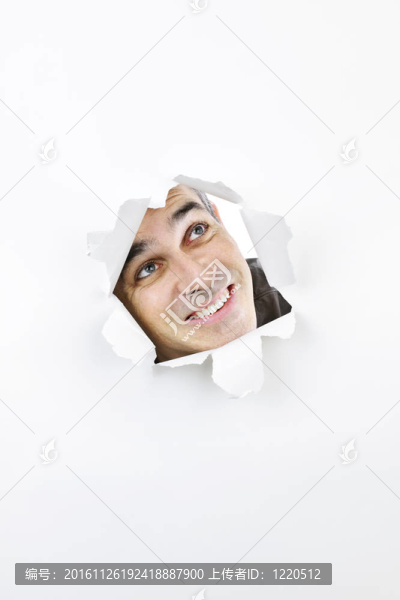 在紙上抬頭的臉