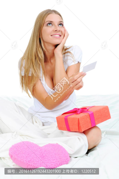 帶禮品盒的年輕女人