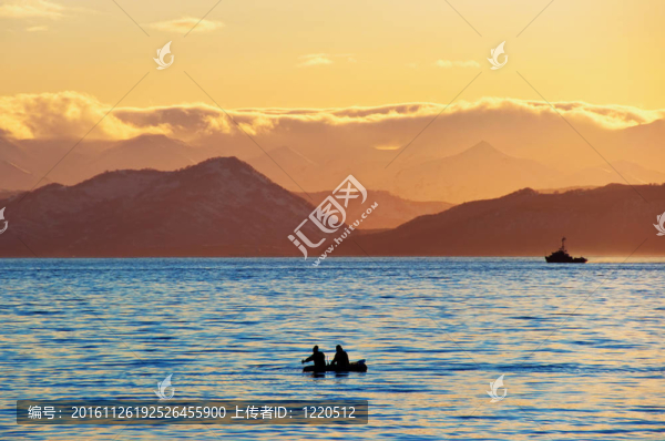 夕陽中的漁夫船