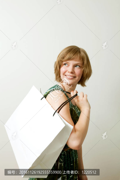 帶購物袋的年輕女人