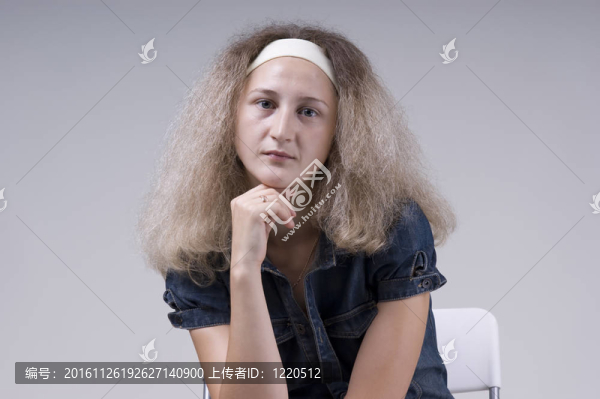 美麗的年輕女子穿著藍(lán)色牛仔褲