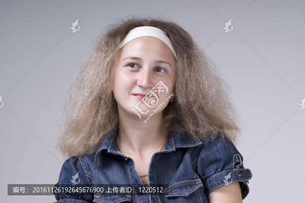 美麗的年輕女子穿著藍(lán)色牛仔褲