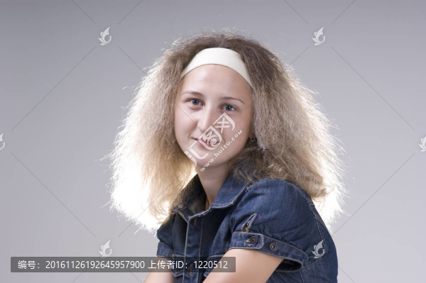 美麗的年輕女子穿著藍(lán)色牛仔褲
