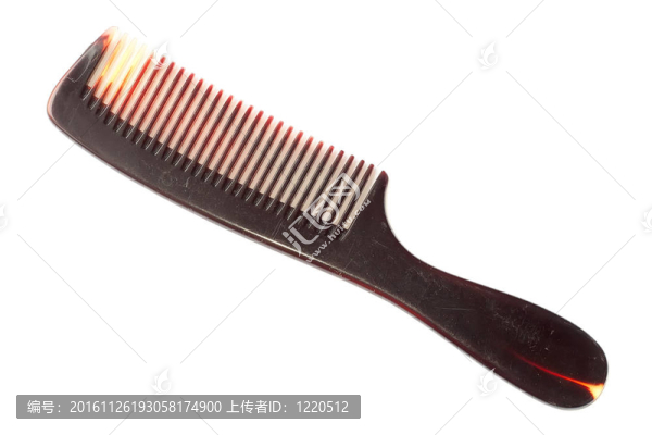 白色背景上分離的梳子