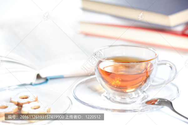 餅干；一杯茶和桌上的書(shū)