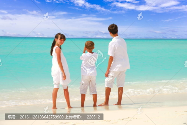熱帶海灘上的孩子們