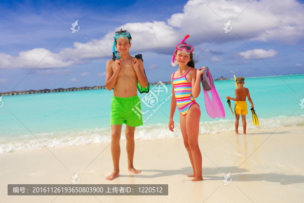 海灘上的快樂的孩子們