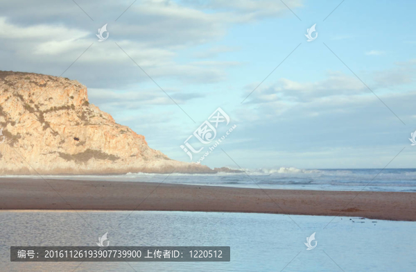 山地藍(lán)天與海灘景觀；理想度假勝地