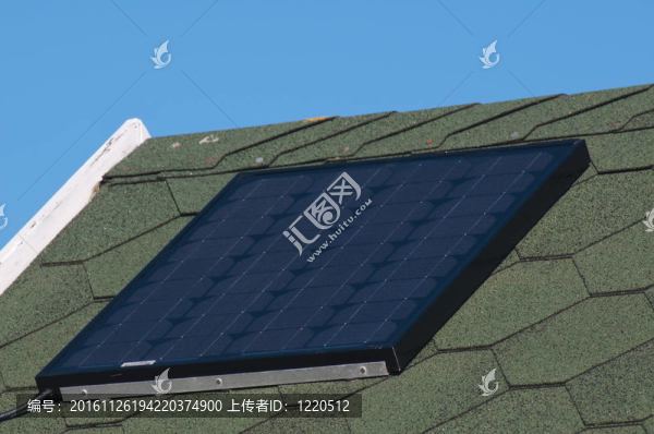 藍(lán)天屋頂上的太陽能電池板