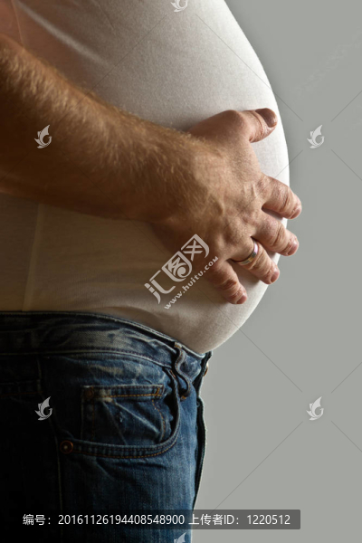 超重男子手上腹部