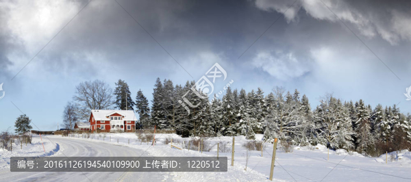 冬日風(fēng)景中的小紅色小屋