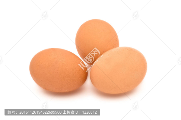 三個雞蛋；白色背景上分離