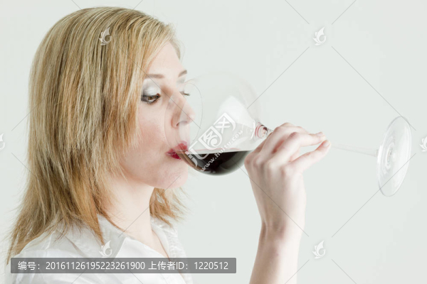 喝紅葡萄酒的女人