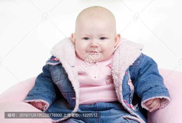 坐著的女孩