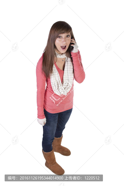 美麗的女人在她的電話