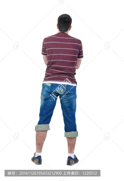 年輕人看著白色的背景。后視圖。